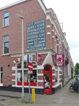 850615 Gezicht op het hoekpand Poortstraat 35A (Snackbar Soen Wah) te Utrecht, met op de zijgevel in de Palmstraat een ...